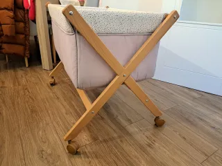 Minicuna con ruedas y patas de madera
