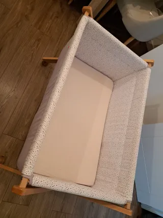 Minicuna con ruedas y patas de madera