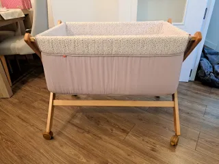 Minicuna con ruedas y patas de madera