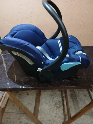 Sillita de coche azul