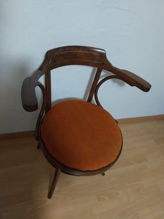 Silla de madera restaurada