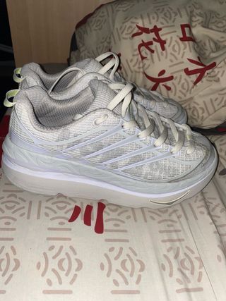 Zapatillas grises y blancas