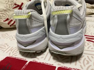 Zapatillas grises y blancas