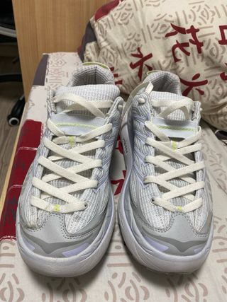 Zapatillas grises y blancas