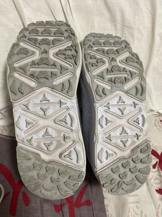 Zapatillas grises y blancas
