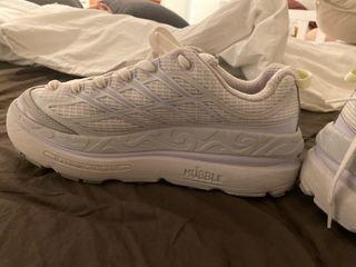 Zapatillas grises y blancas