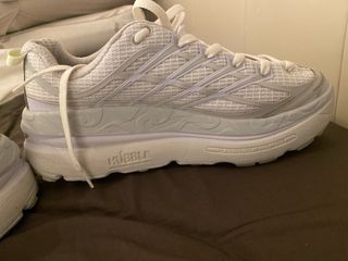 Zapatillas grises y blancas