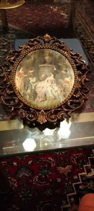Quadro Ovale Dorato con Cornice in Metallo