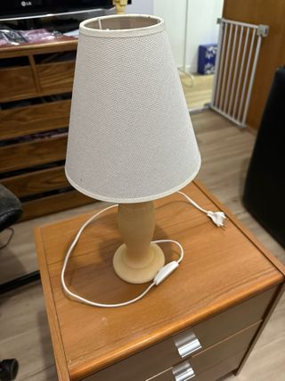 Lámpara de mesa beige y madera