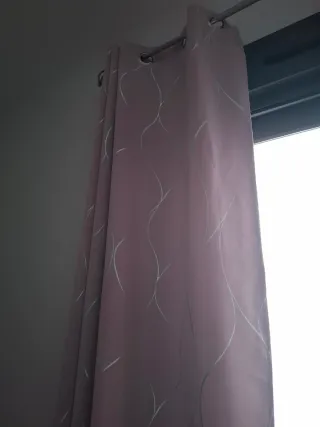Cortinas rosas con diseño plateado