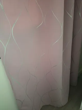Cortinas rosas con diseño plateado