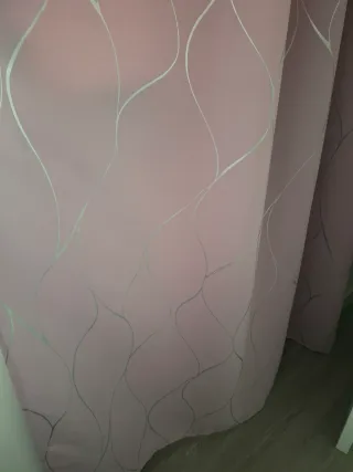 Cortinas rosas con diseño plateado