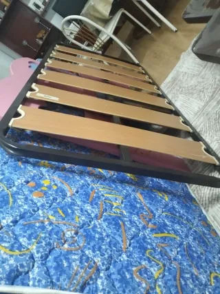 Cama infantil rosa con detalles con somier