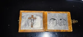 Libro con cierre y monograma