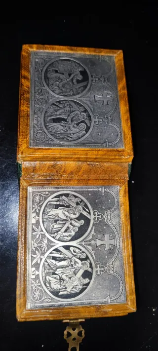 Libro con cierre y monograma