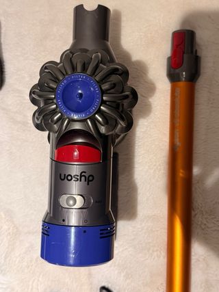 Aspirapolvere Dyson V8 e accessori (non funziona)