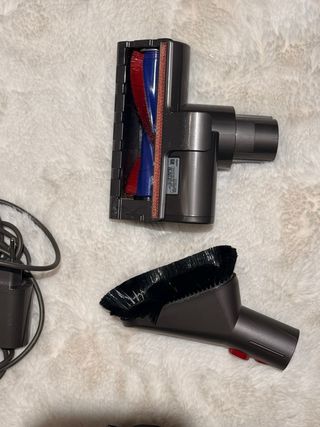 Aspirapolvere Dyson V8 e accessori (non funziona)