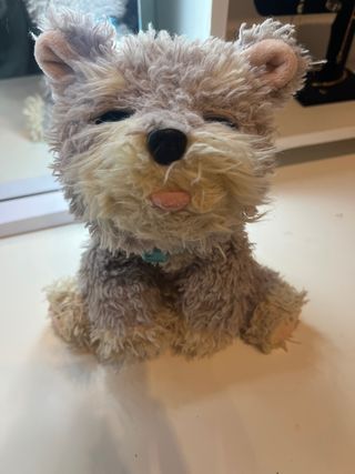 Perro de peluche gris con sonido