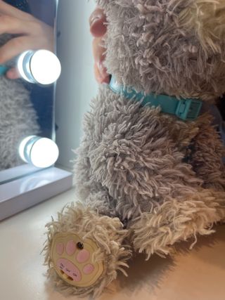 Perro de peluche gris con sonido