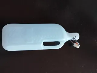 Botella de plástico con asa y cierre