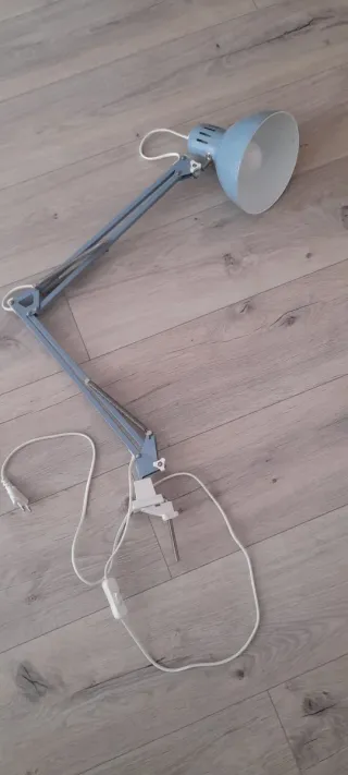 Lámpara de escritorio azul y blanca