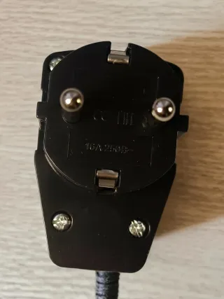 Enchufe con interruptor azul