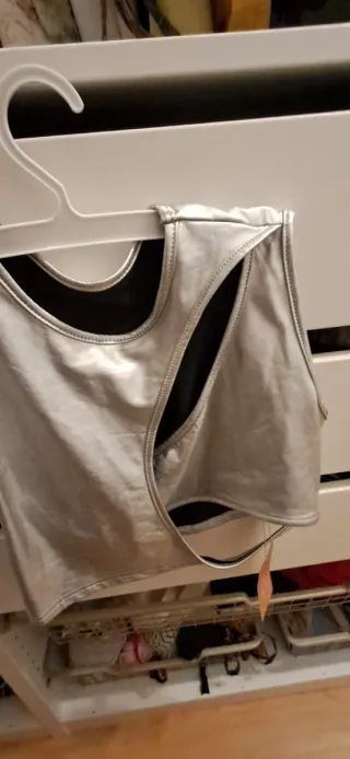 Top plateado metálico