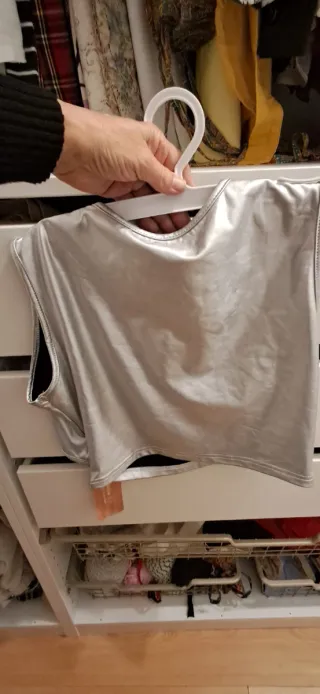 Top plateado metálico