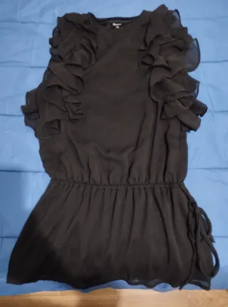 Elegante blusa negra con volantes