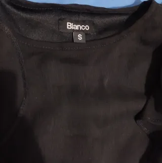 Elegante blusa negra con volantes