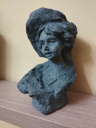 Statua di busto di donna in pietra