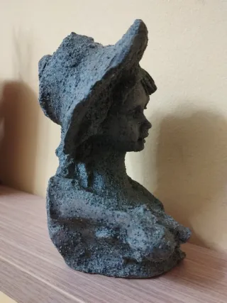 Statua di busto di donna in pietra