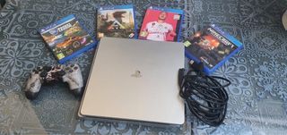 PS4 (PlayStation 4) Plata + 4 Juegos