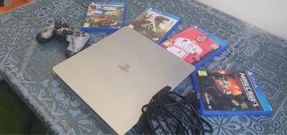 PS4 (PlayStation 4) Plata + 4 Juegos