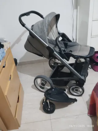 Carrito de bebé gris