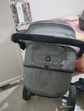 Carrito de bebé gris