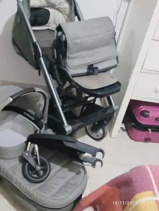 Carrito de bebé gris