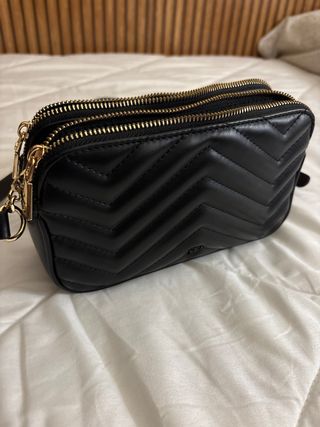 Bolso negro acolchado bandolera
