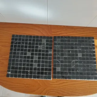 Malla de azulejos de mármol negro