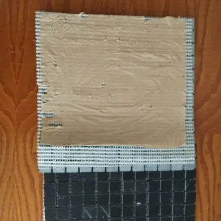 Malla de azulejos de mármol negro