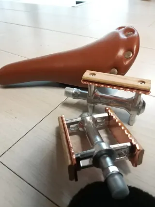 Sillín y pedales vintage