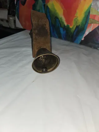 Campana con collar de cuero