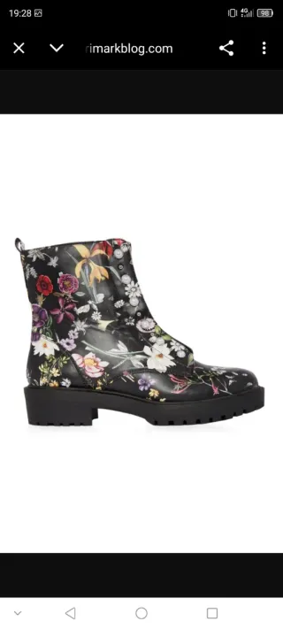 Botines estilo Doc Martens negros con flores