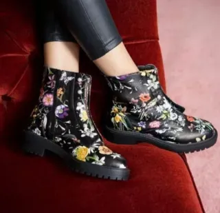 Botines estilo Doc Martens negros con flores
