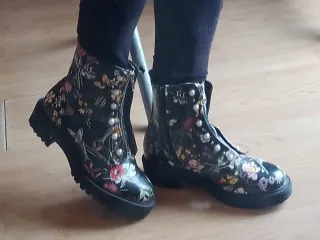 Botines estilo Doc Martens negros con flores