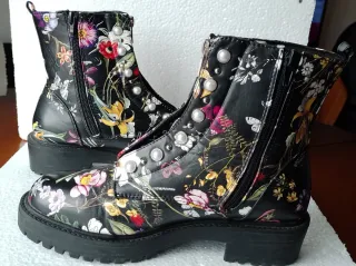 Botines estilo Doc Martens negros con flores