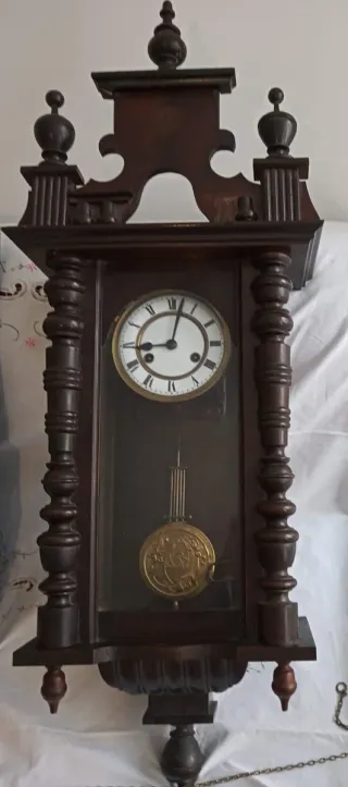 Reloj de pared antiguo de madera
