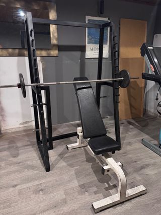 Jaula de sentadillas con banco