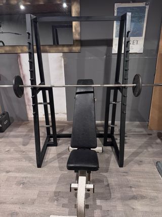 Jaula de sentadillas con banco