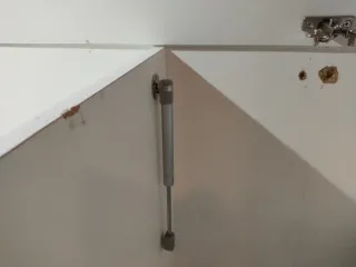 Baúl blanco de madera con desperfectos